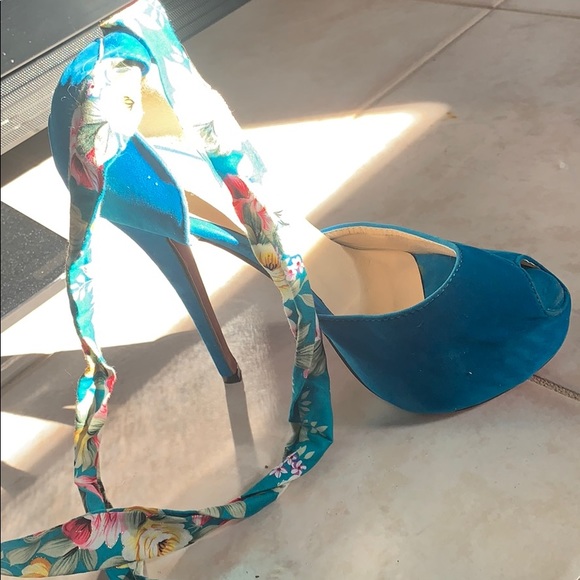 Beautiful ankle wrap PUMPS - Picture 2 of 5